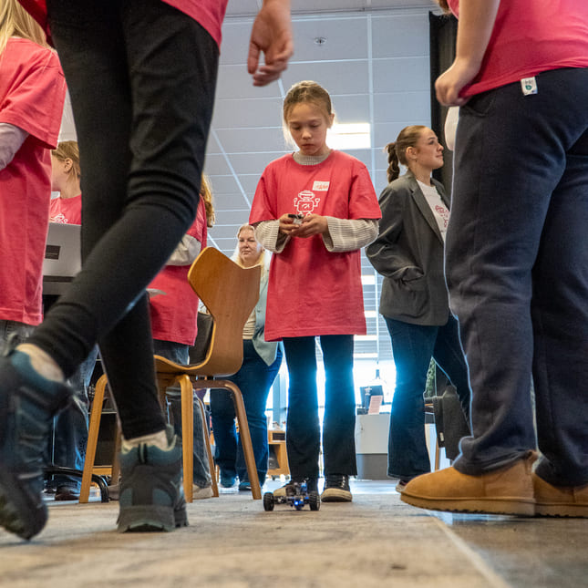 Elev fra Akademiet Realfagsskole Drammen deltar under Girl Tech Fest Drammen