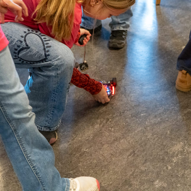 Elev fra Akademiet Realfagsskole Drammen deltar under Girl Tech Fest Drammen