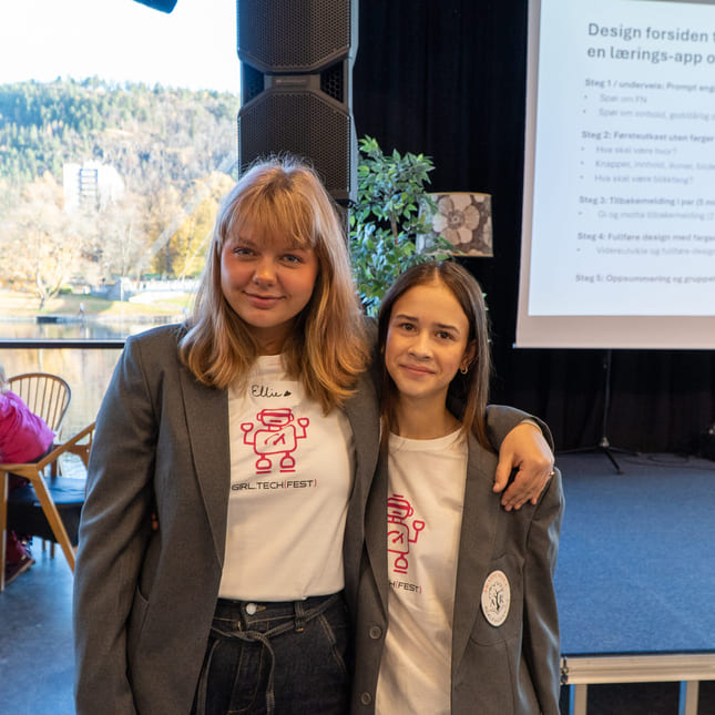 Elever fra Akademiet Realfagsskole Drammen veileder under Girl Tech Fest Drammen