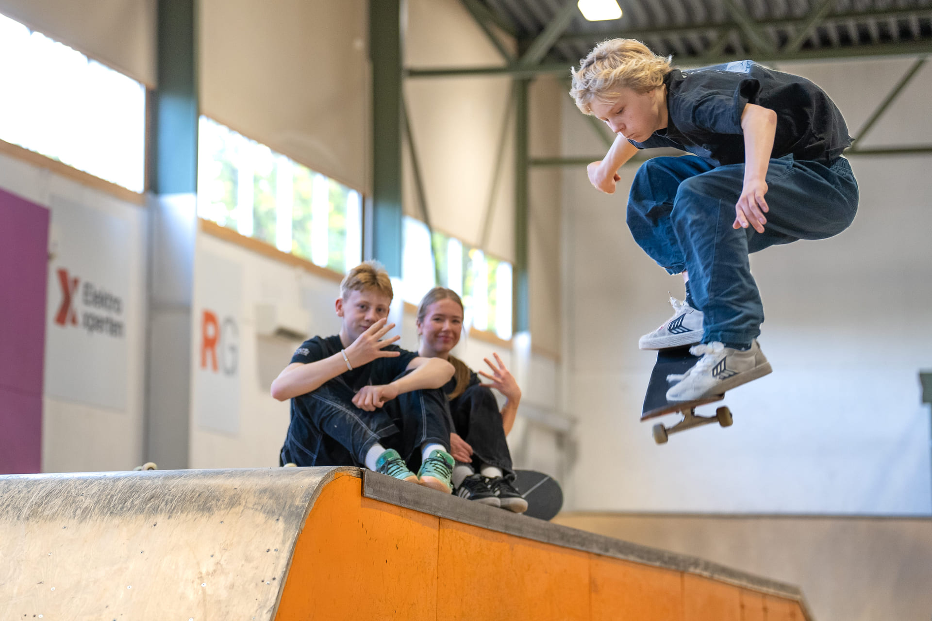 Tre elever skater i Kristiansand.