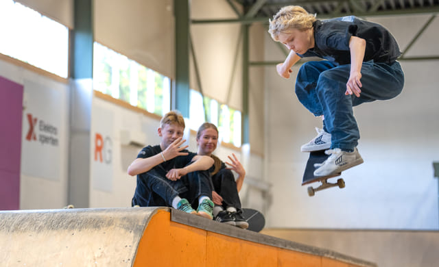 Tre elever skater i Kristiansand.