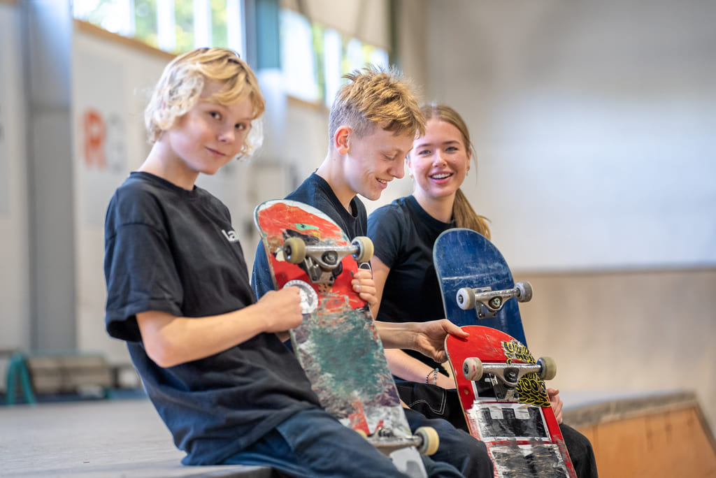 Tre elever skater i Kristiansand.