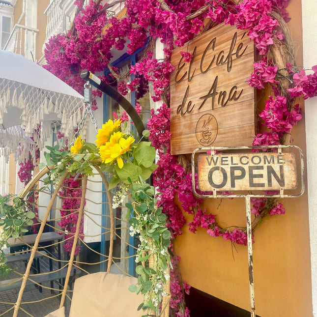 Restaurant omkranset med rosa og gule blomster.