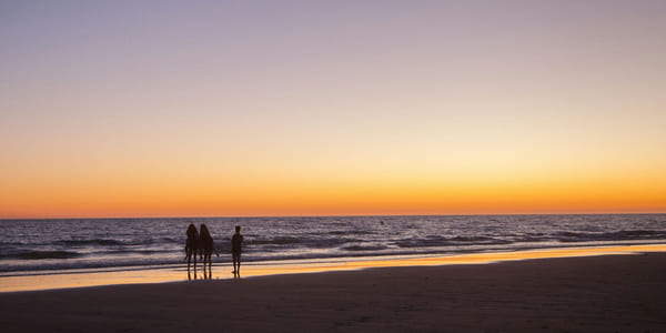 Stranden i solnedgang