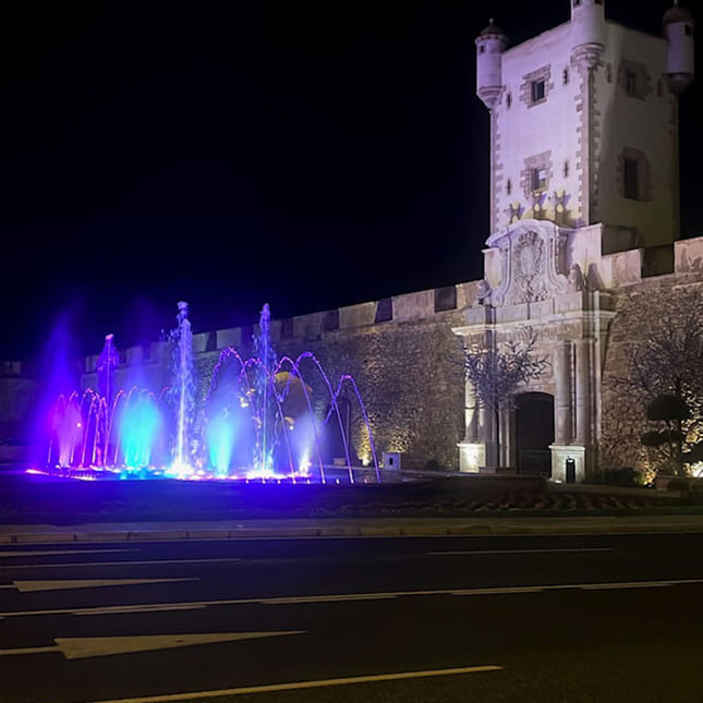 Fontene med lys i sentrum av Cadiz.