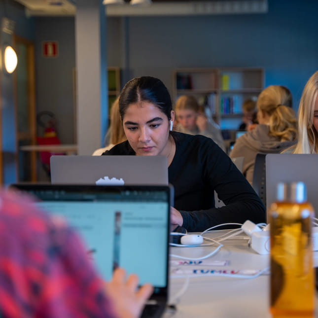 Elever jobber fokusert i studietid på Akademiet.