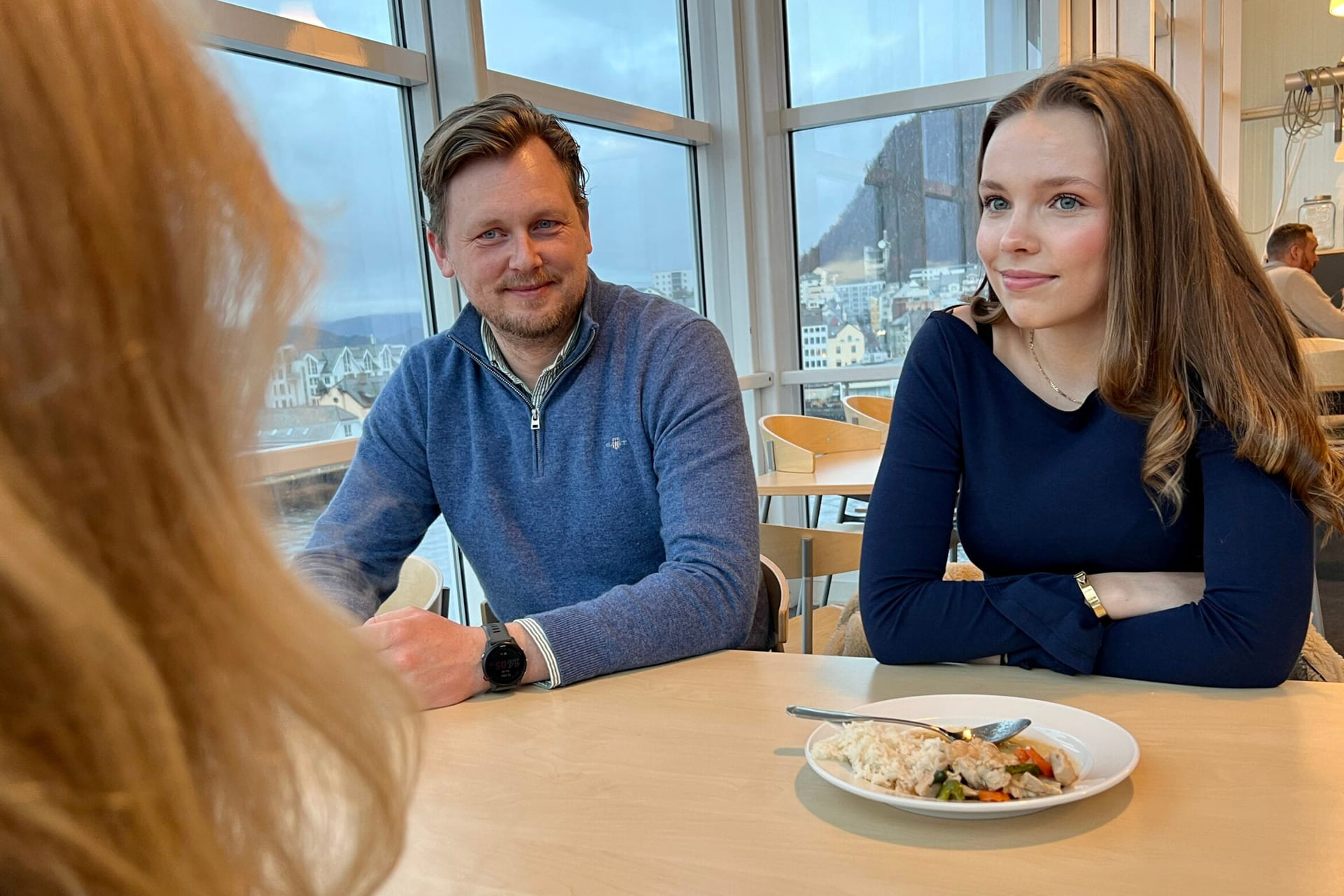 Rektor og elever på Akademiet Ålesund.