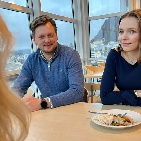 Rektor og elever på Akademiet Ålesund.