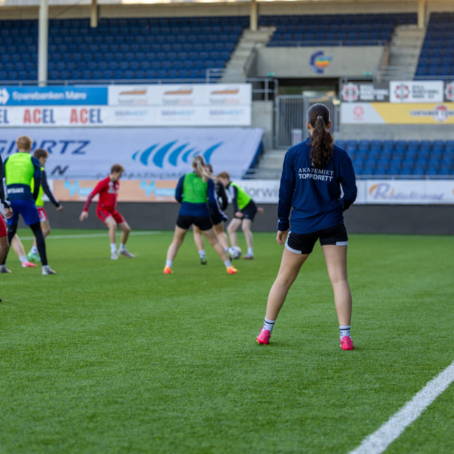 Akademietelever trener fotball på Color Line Stadion.