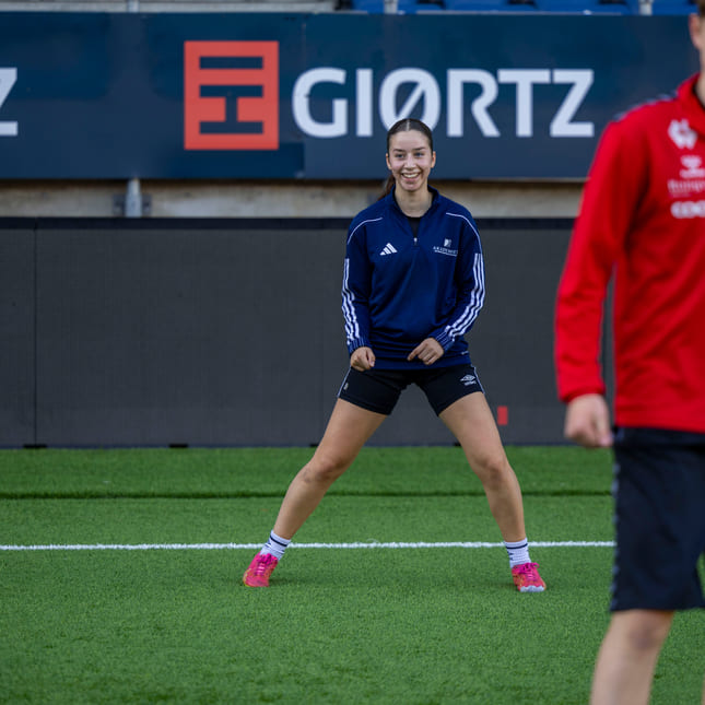 Akademietelever trener fotball på Color Line Stadion.