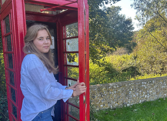 Frida i en telefonboks